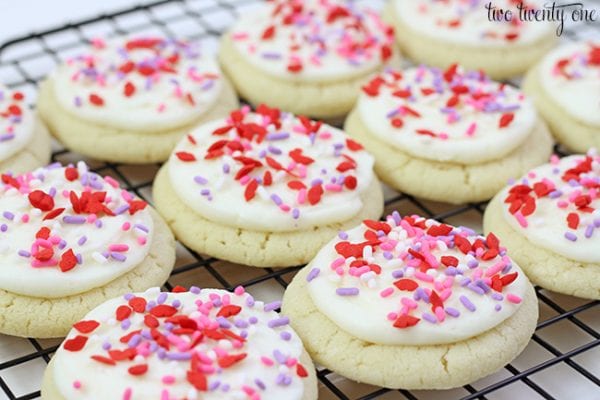 Delicious Dishes Recipe Party - Valentine's Day Recipes - Valentine's Day Sugar Cookies from Two Twenty One | CookingInStilettos.com
