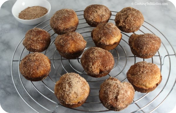 Cinnamon Donut Muffins are a morning favorite. Fluffy muffins flavored with cinnamon & nutmeg with a vanilla cinnamon sugar dusting just like your favorite cinnamon donut! Cinnamon Donut | Doughnut Muffins | Donut Muffins | Muffin Recipes | Cinnamon Sugar Donuts