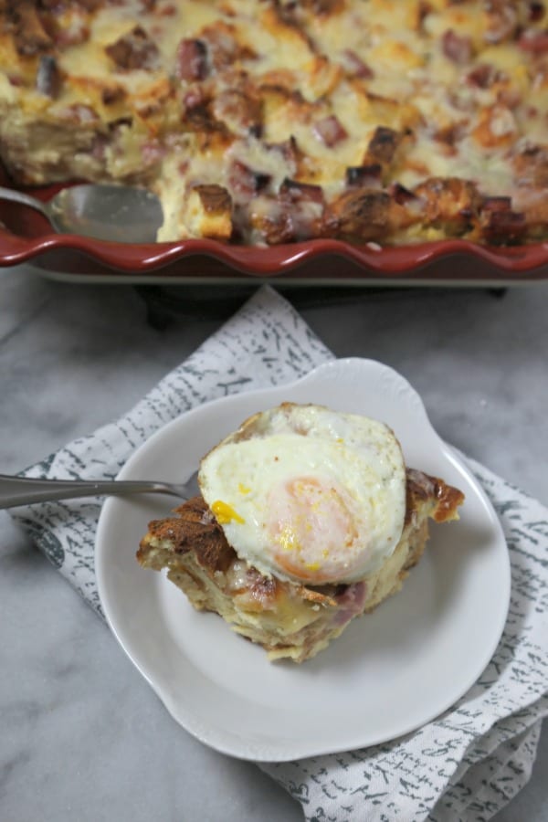 This Croque Madame Bread Pudding from CookingInStilettos.com will be the hit of your next weekend brunch. The flavors of the familiar French classic come to life in an easy make ahead breakfast casserole | @CookInStilettos #BrunchWeek