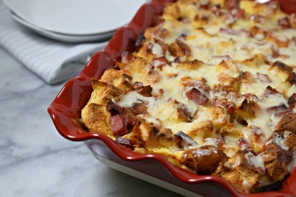 This Croque Madame Bread Pudding from CookingInStilettos.com will be the hit of your next weekend brunch. The flavors of the familiar French classic come to life in an easy make ahead breakfast casserole | @CookInStilettos #BrunchWeek