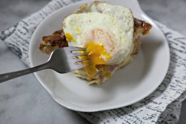 This Croque Madame Bread Pudding from CookingInStilettos.com will be the hit of your next weekend brunch. The flavors of the familiar French classic come to life in an easy make ahead breakfast casserole | @CookInStilettos #BrunchWeek