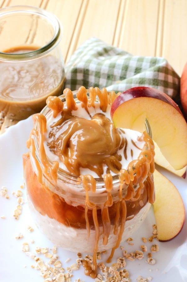 Delicious Dishes Recipe Party - Apple Recipes - Apple Caramel Overnight Oats | CookingInStilettos.com