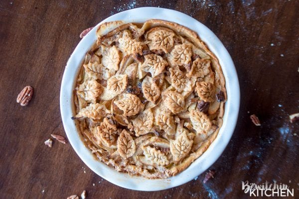 Delicious Dishes Recipe Party - Pie Recipes- Apple Prailine Pie from The Bewitchin' Kitchen | CookingInStilettos.com