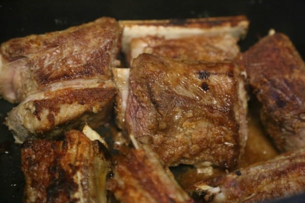 Cinnamon Spiced Slow Cooker Short Ribs- Perfectly Seared Beef Short Ribs | CookingInStilettos.com