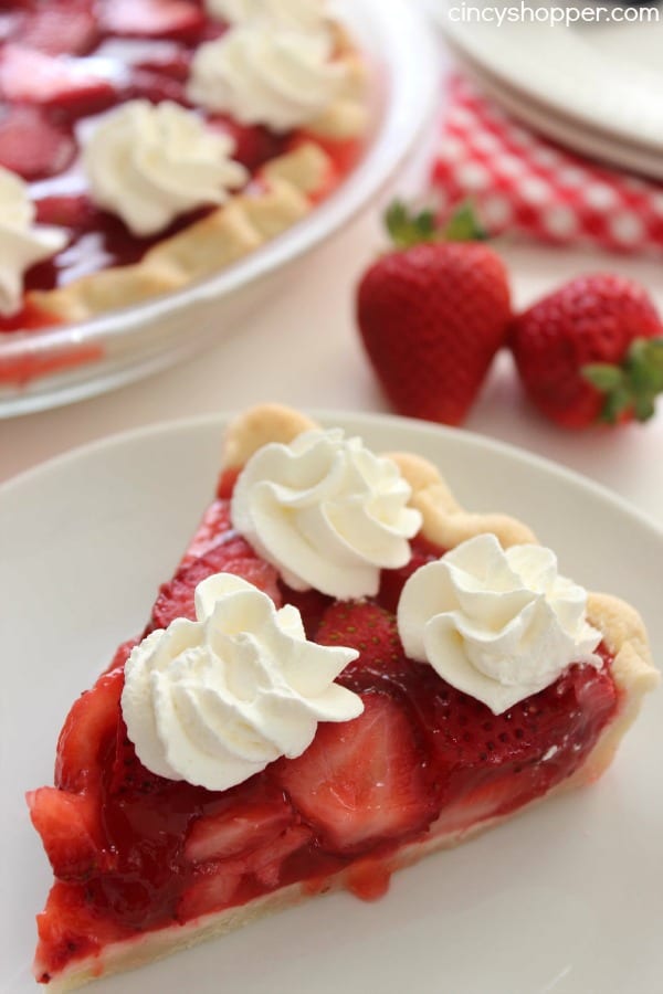 Delicious Dishes Recipe Party - Berry Recipes - Easy Strawberry Pie from Cincy Shopper | CookingInStilettos.com