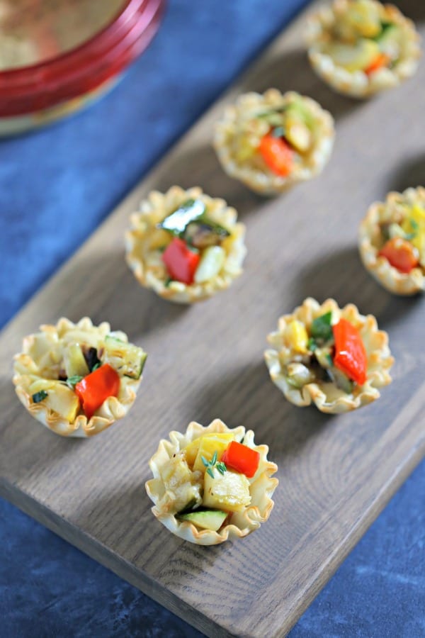 For a chic appetizer perfect for summer entertaining, these Garlicky Grilled Veggie Mini Tarts from CookingInStilettos.com are packed with flavor and so easy to make with Sabra Roasted Garlic Hummus. Vegetarian | Appetizers | Healthy | Lunch | Grilled