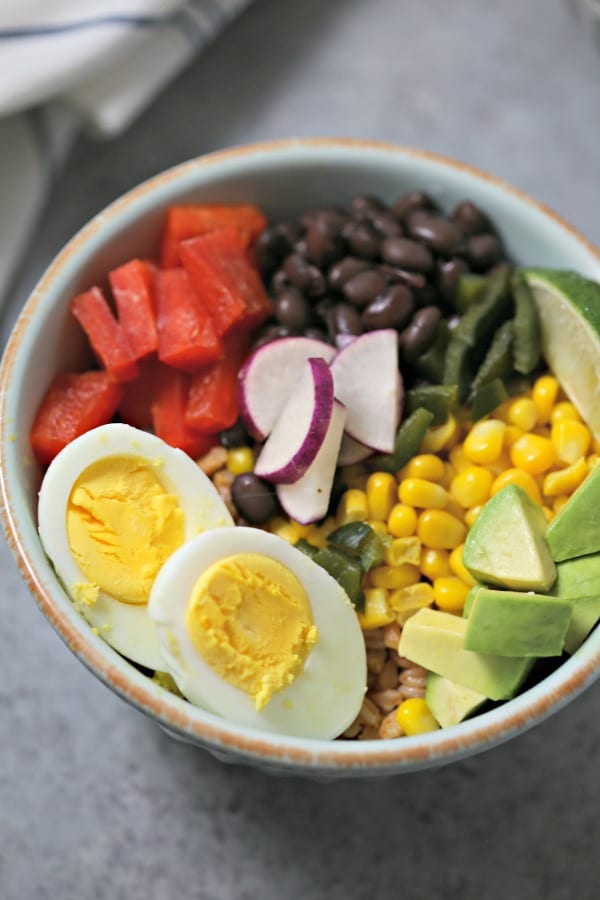 This Southwestern Style Farro Breakfast Bowl is packed with flavor and is fabulous for brunch, make-ahead lunch or when you want breakfast for dinner! Farro | Southwestern | Grain Bowl | Breakfast Bowl | Poblanos | Avocado | Vegetarian