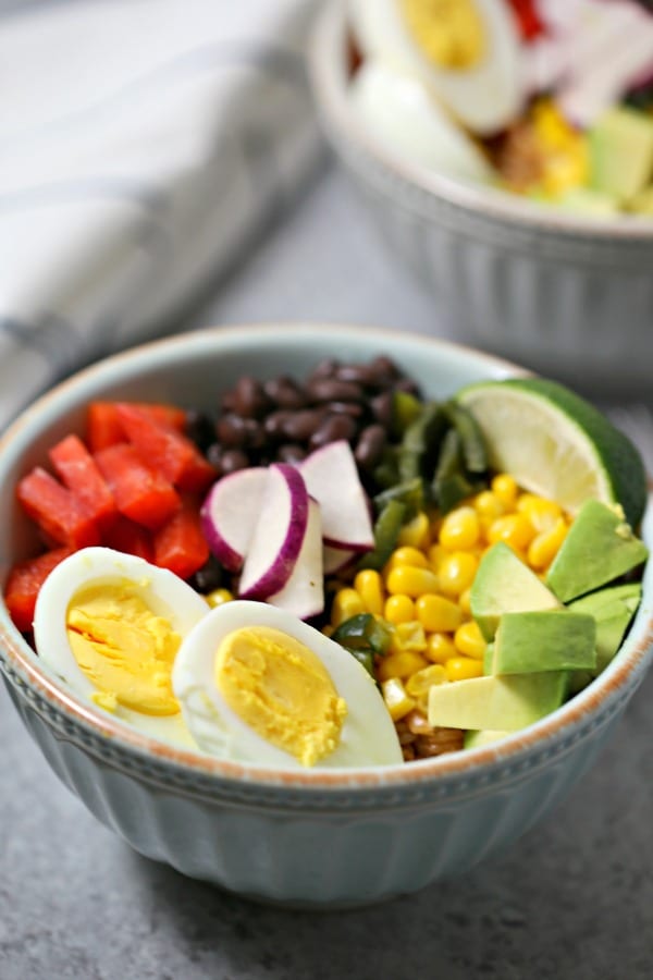 This Southwestern Style Farro Breakfast Bowl is packed with flavor and is fabulous for brunch, make-ahead lunch or when you want breakfast for dinner! Farro | Southwestern | Grain Bowl | Breakfast Bowl | Poblanos | Avocado | Vegetarian